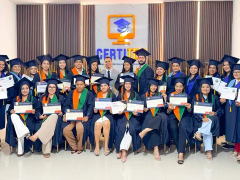 Promoción de estudiantes certificados durante una graduación en CertiTec